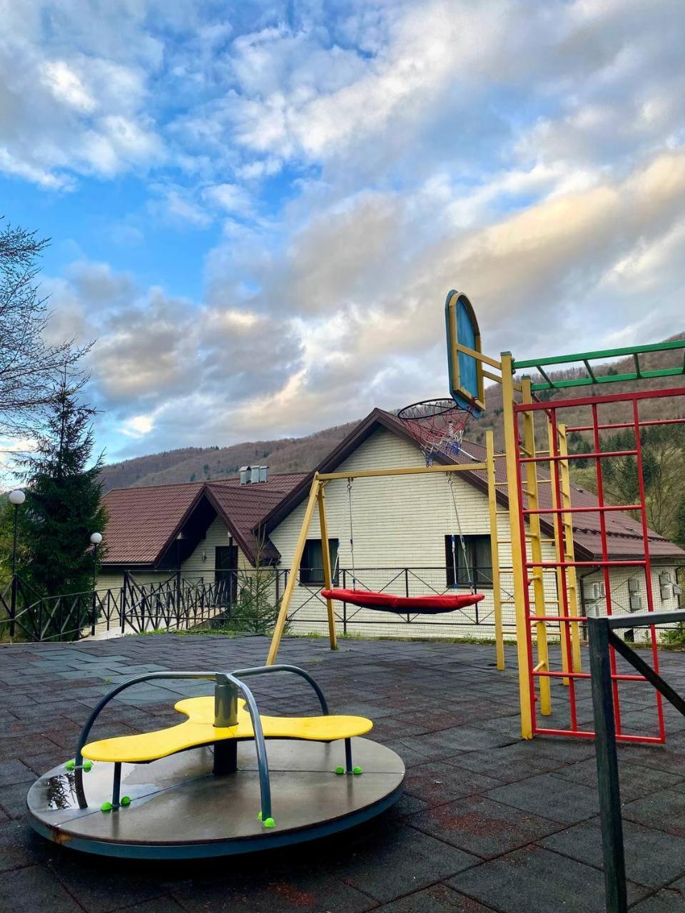 Отель Reikartz карпаты Ждениево